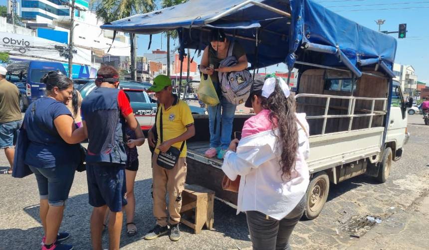 Sin micros, con clases a distancia y problemas para desplazarse, así transcurre el paro en Santa Cruz