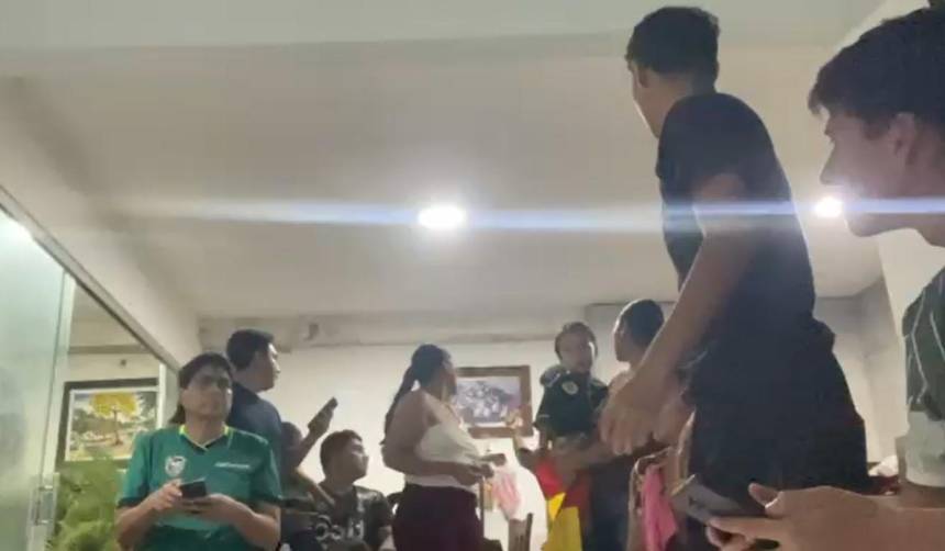 “¡Nooo!”, el internet se corta sobre el final de Bolivia - Surinam e hinchas celebran la victoria con los cohetes de la calle 