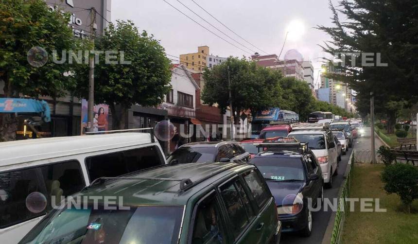 Dobles filas en surtidores por falta de combustible provocan caos vehicular en el país