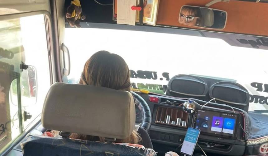 “Facturando con estilo”: Conductora de micro en Santa Cruz causa furor y se vuelve viral 