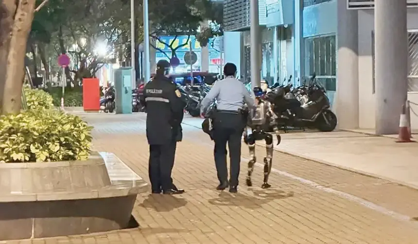 Video: “Arrestan” a robot humanoide en China tras asustar a una mujer de la tercera edad en plena vía pública