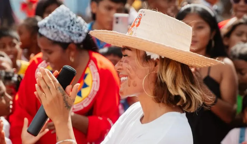 Karol G visitó un municipio colombiano a través de su fundación ‘Con Cora’