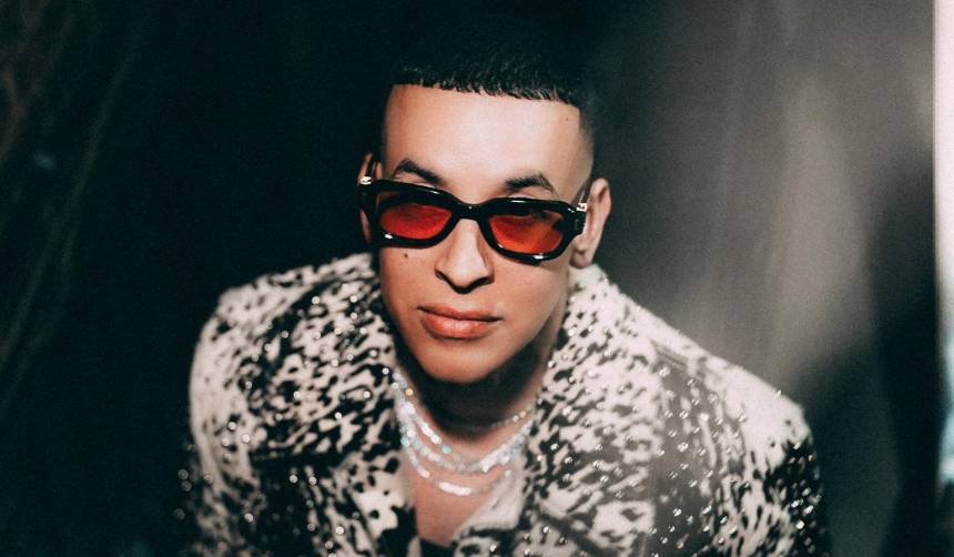 Daddy Yankee convierte el amor en el tema central de su nuevo álbum 'La Postal'