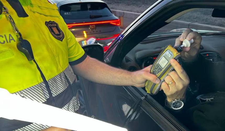 Insólito: Un taxista dio positivo en un control de alcoholemia y su esposa fue hallada escondida en el maletero “vigilándolo”