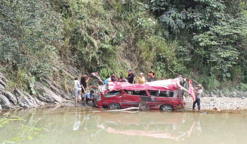Accidente en los Yungas: Minibús se embarranca 50 metros a un río y deja dos heridos