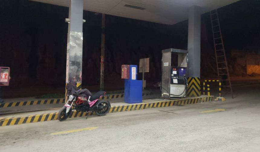 “No hay diésel”, dicen los choferes que hacen filas este martes en los surtidores de La Paz