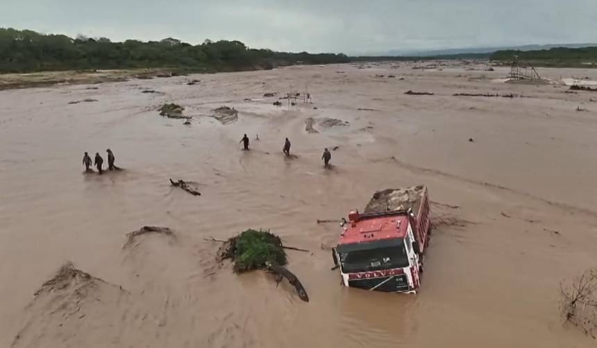 Camión queda atrapado en el río Piraí tras crecida; bombero señala que tres personas fueron evacuadas