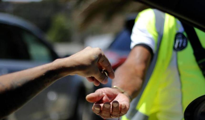 Se negó a pagar por estacionar y terminó enfrentándose a dos cuidadores de autos