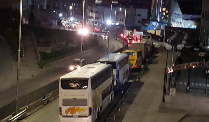Fila por diésel se registra la noche del viernes en el surtidor de la avenida Montes en La Paz
