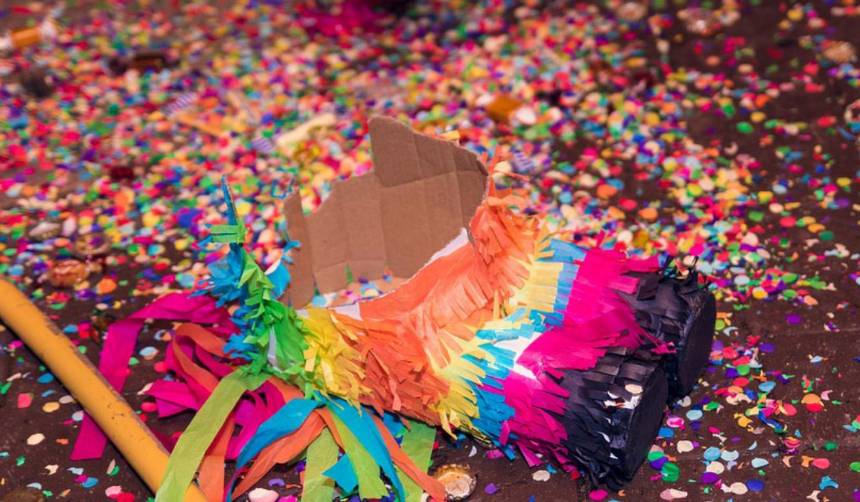 ¡Piñata y caída! Hombre que sostenía la cuerda cae del techo durante cumpleaños