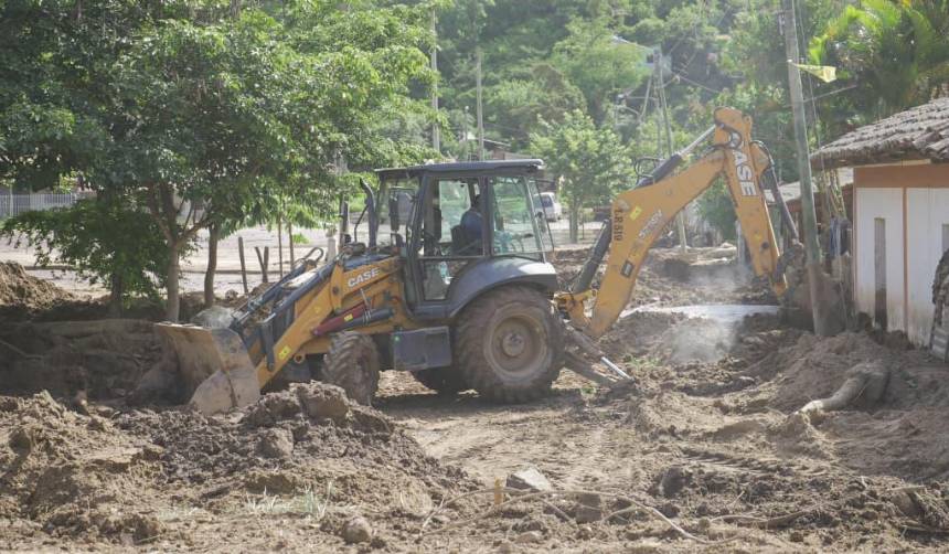 Anuncian provisión de agua potable para damnificados en Samaipata y la alerta no cesa ante posible crecida de ríos
