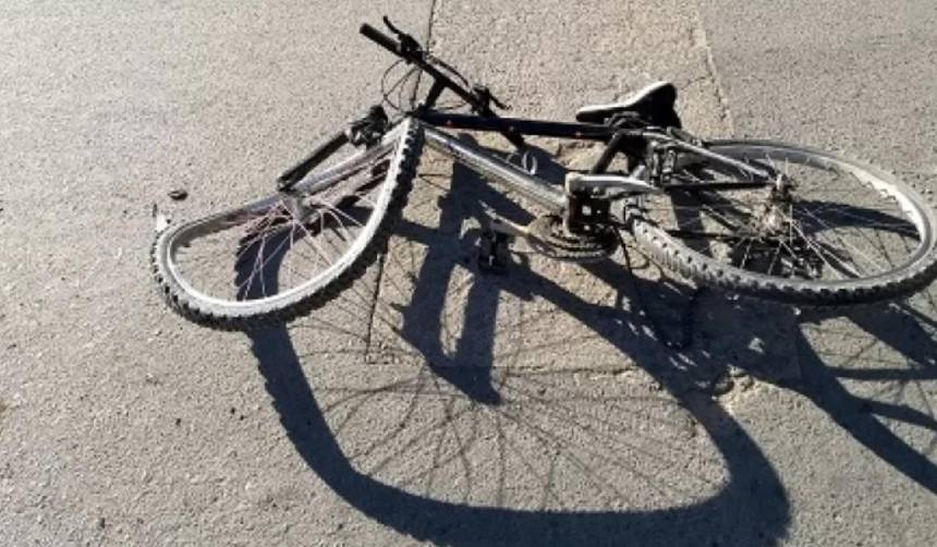 Motociclista se graba haciendo maniobras imprudentes y termina chocando contra un ciclista