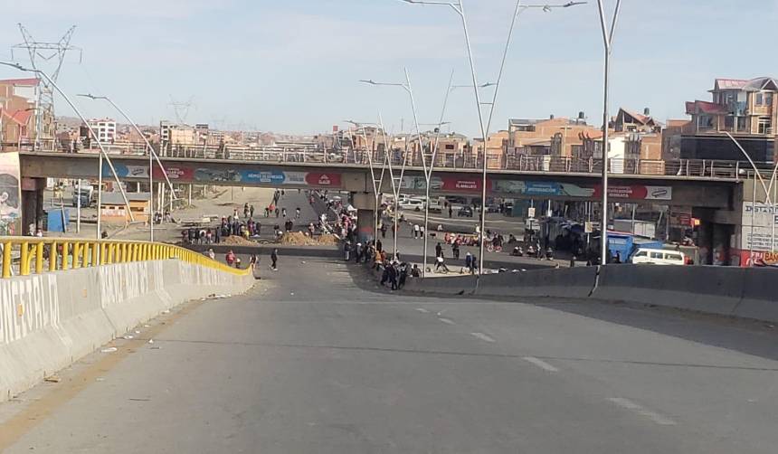 La Paz vuelve a ser epicentro de conflictos con 19 bloqueos; Cochabamba registra 17 este martes, según la ABC