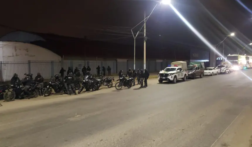 Con maquinaria pesada, la Policía y las FFAA acompañan el operativo ‘banderas blancas’ para desbloquear la ruta La Paz – Oruro