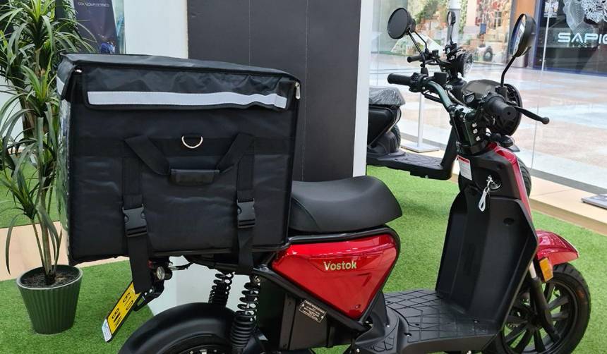 En cuestión de segundos: cámaras captaron el robo de una moto de un repartidor 