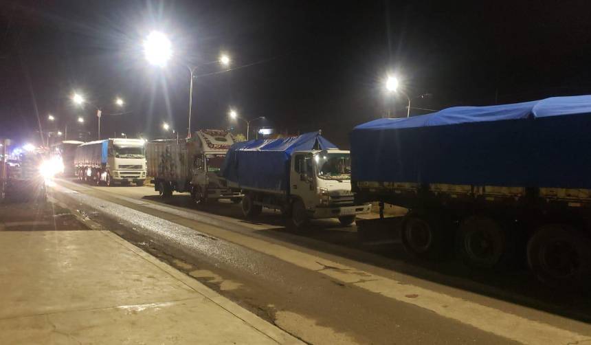 Transporte pesado anuncia bloqueo indefinido en las carreteras del norte paceño por falta de diésel