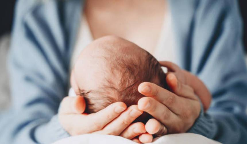 ¡Sorprendente! Mujer se convierte en madre por primera vez a sus 62 años 