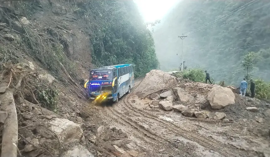 La Paz: Derrumbes por lluvias afectan la ruta entre Charazani y Apolo