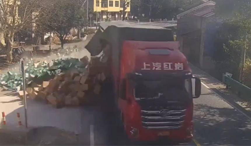 Video: Camión derrama su mercadería en plena carretera y los transeúntes ayudan a recoger 