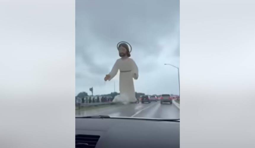 Video: Muñeco inflable de Jesús sorprende flotando en el tráfico 
