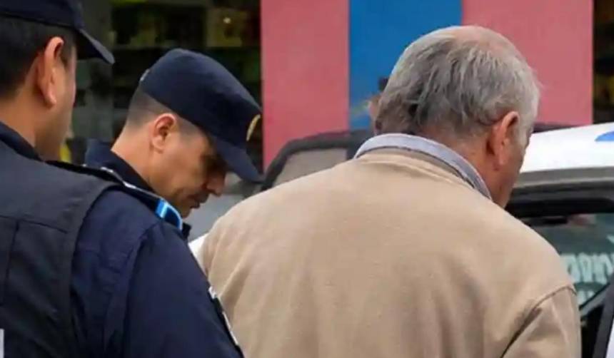 “Perdón, no tenía para comer”: anciano fue sorprendido robando alimentos en supermercado 