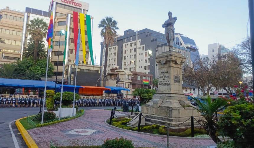 Autoridades e instituciones de Cochabamba rinden homenaje a Bolivia en su Bicentenario