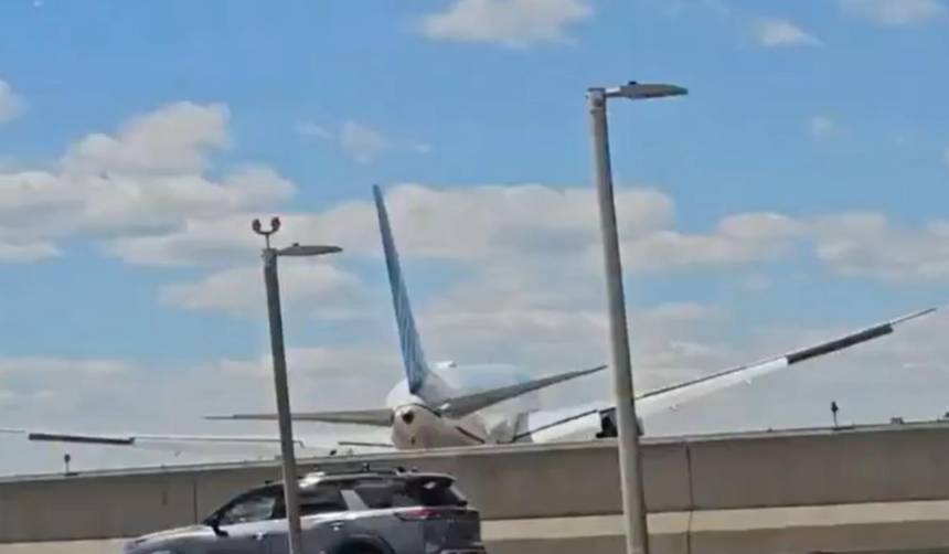 ¡Impactante!: Avión choca contra un camión cuando se preparaba a aterrizar