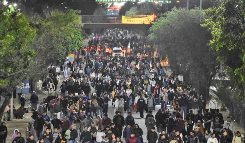Miles de devotos peregrinaron hacia el Calvario de la Virgen de Urkupiña con fe y esperanza