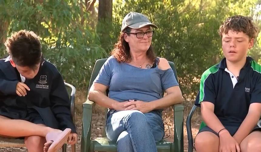 Video: Niño nada cuatro horas en aguas frías y peligrosas para salvar a su familia