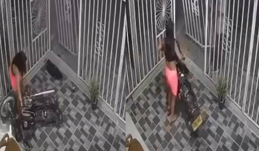 Video: Mujer pierde el control de su moto e impacta contra un portón 