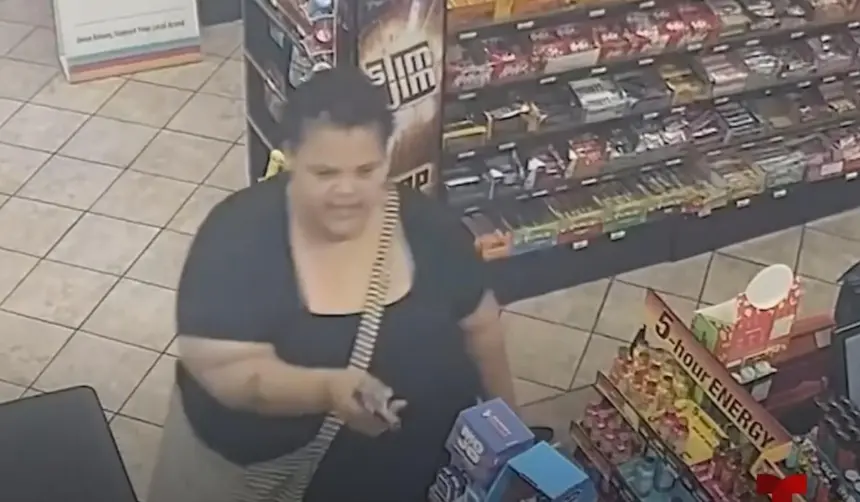 Mujer dispara a trabajador en una gasolinera y el hecho queda grabado