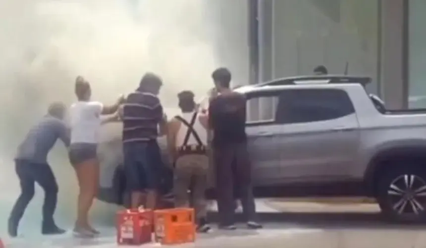 Repartidores de gaseosas apagan el fuego de una camioneta a ‘botellazos’