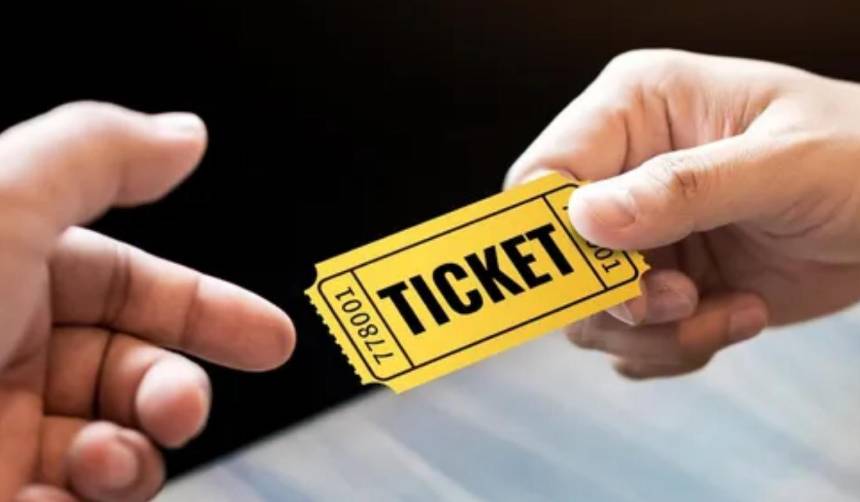 Video: Un niño hace trampa en una rifa sacando boleto de su bolsillo