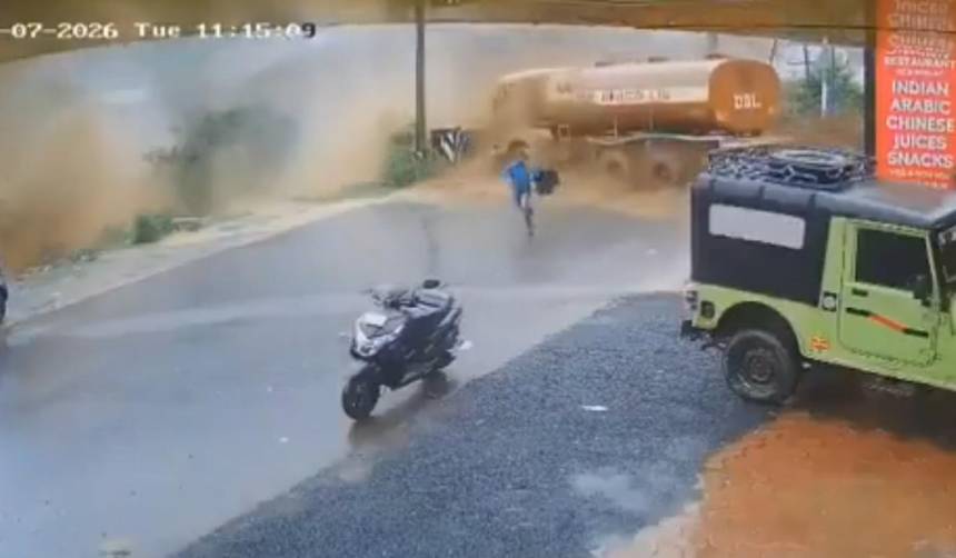 Impactante deslizamiento de tierra en India arrasa una carretera y se lleva vehículos 