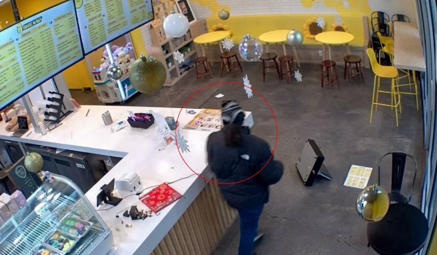 Mujer destroza una tienda tras creer que trabajadores se burlaban de ella 