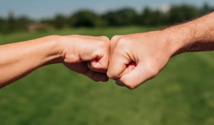Video: De un puñetazo, árbitro manda al suelo a hincha que le gritaba un gol en la cara 