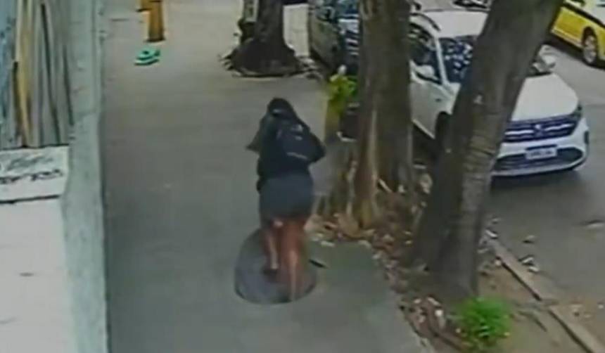 ¡Preocupante! Mujer cae a una alcantarilla y queda atrapada en plena calle 