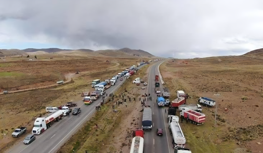 “No ha llegado la carga a La Paz”: Comerciantes dicen que 30 camiones con pollo permanecen parados por bloqueos en Oruro