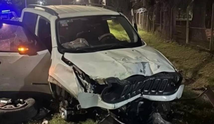 ¡Impactante! Se grabó manejando a 140 km/h y terminó estrellado contra un poste