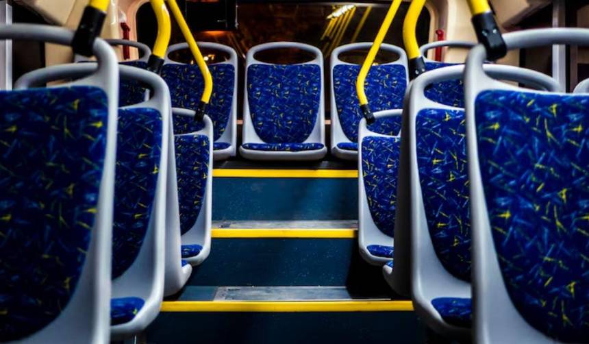 Cayó dentro de un transporte público y años después obtuvo una indemnización millonaria