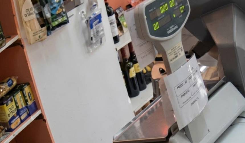 Asaltantes amenazaron a la dueña de una tienda con el cuchillo que utilizaba para cortar fiambres 