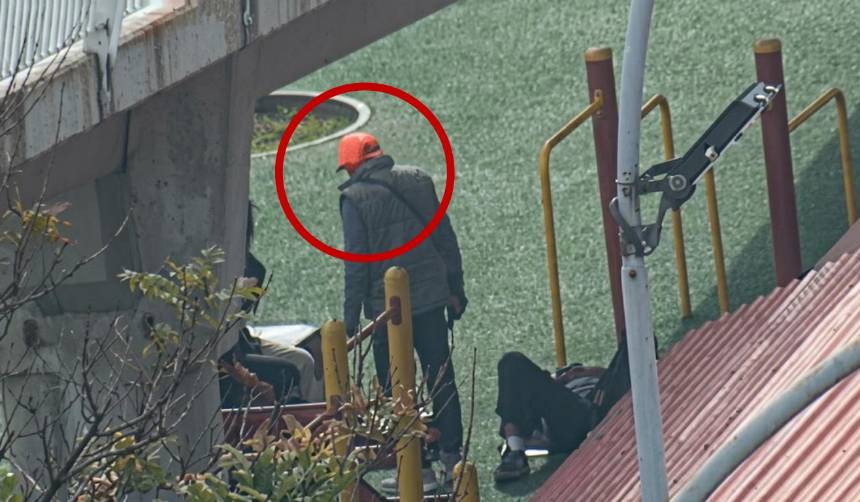 Cámaras captan a un hombre amenazando con una navaja a una mujer en un parque