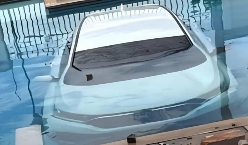 ¡Impactante! Mujer terminó con su auto dentro de una piscina