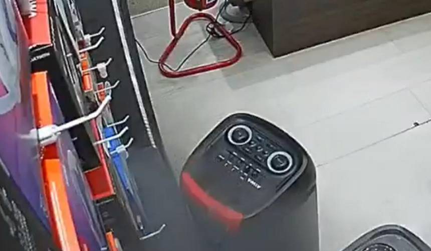Parlante se incendia dentro de un centro comercial y el guardia apaga el fuego con un trapo