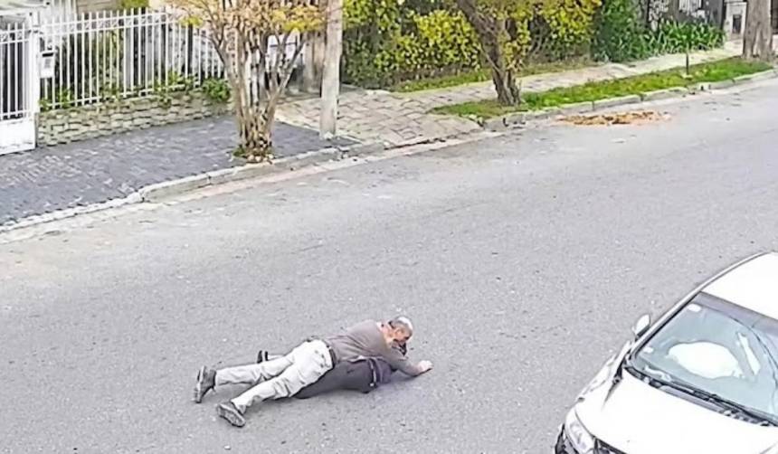 Hombre dejó el carrito de su bebé y se lanzó sobre un presunto ladrón para atraparl