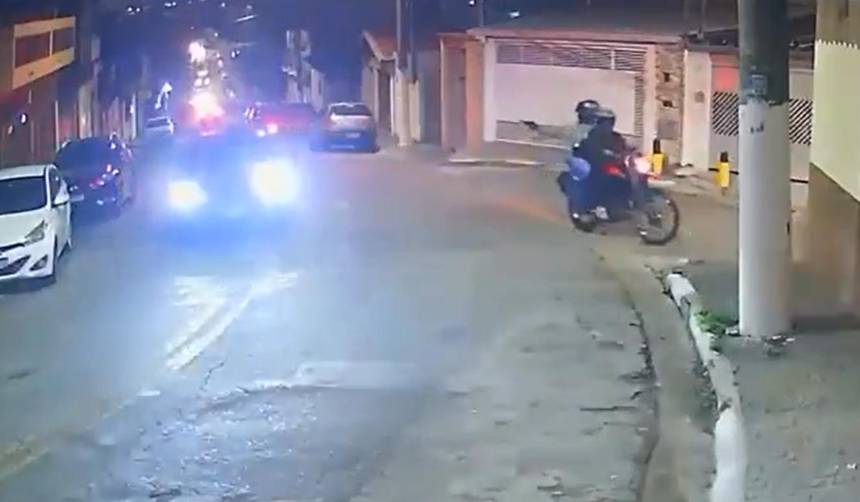 Imágenes fuertes: Atracadores disparan a un hombre y su familia sin imaginar que era un guardia armado