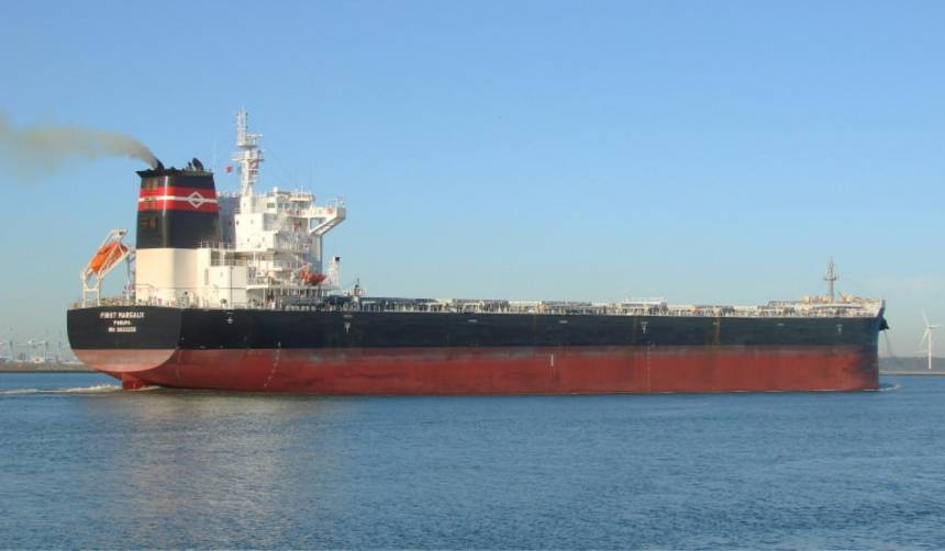 Choque en aguas de Singapur: barco de carga colisiona con un pesquero