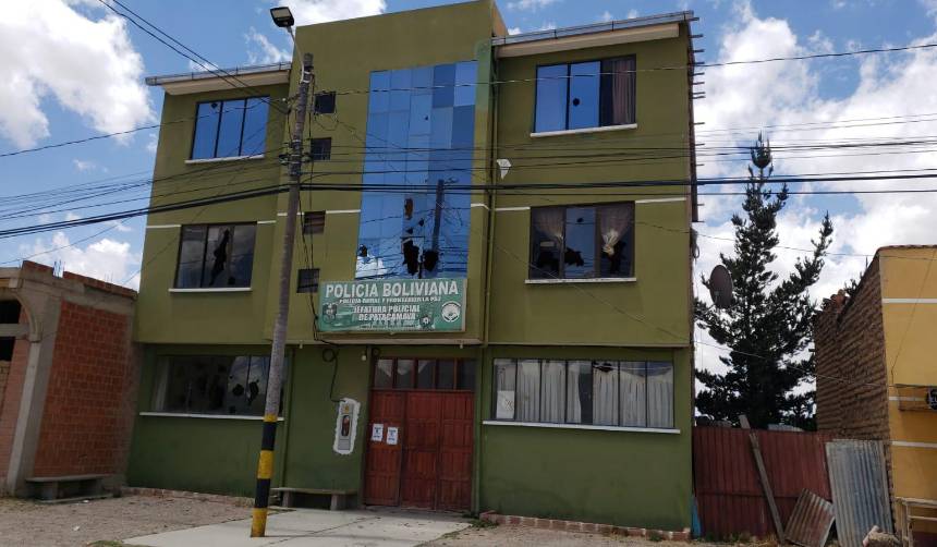 La Paz: Atacan el comando regional de Patacamaya y dejan seis policías heridos