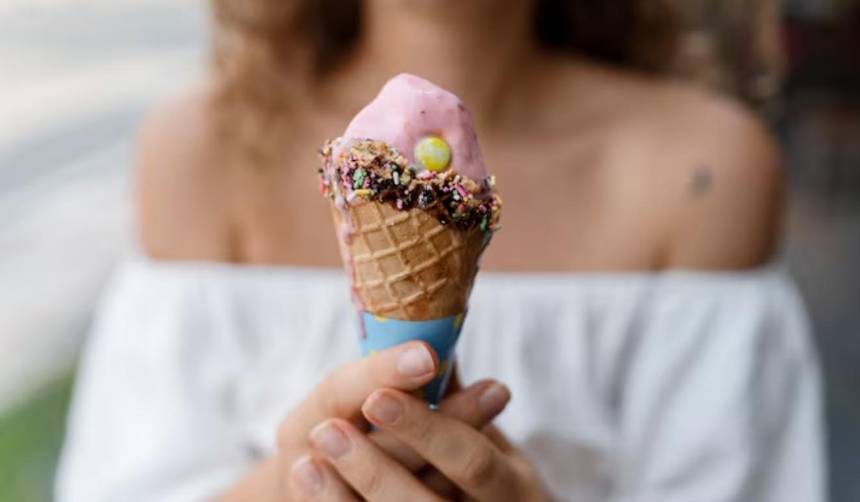 ¡Helado y caída! Joven es golpeada por un columpio en pleno centro comercial