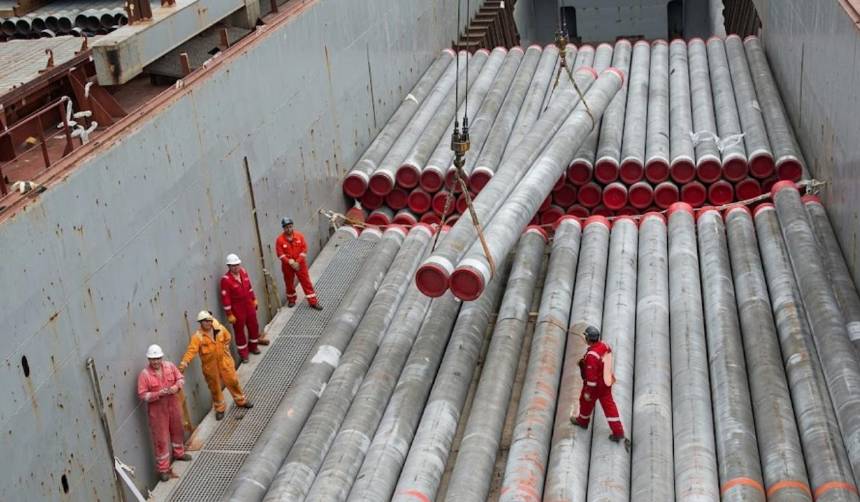 Fuertes vientos mueven grandes tubos y ponen en riesgo a trabajadores 